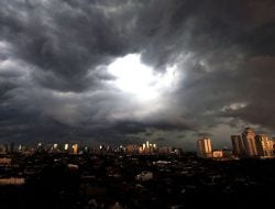 Cuaca di Mamuju, Gorontalo, dan Manado Diprakirakan Hujan Disertai Petir, Pemudik Wajib Waspada!