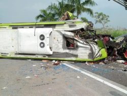 Bus Pariwisata Kecelakaan di Tol Surabaya-Mojokerto, Belasan Penumpang Tewas