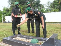 Kasrem 142 Tatag Tabur Bunga ke TMP dan Doa Bersama