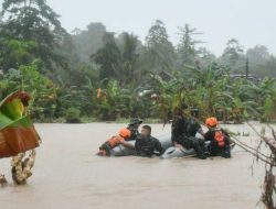 TNI Hingga BPBD Bergerak Evakuasi Korban Banjir
