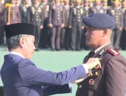 Presiden Anugerahkan Bintang Bhayangkara Nararya Bagi Tiga Personel Polri