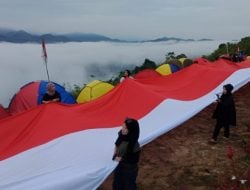 Bendera Merah Putih Sepanjang 77 Meter Dibentangkan di Bukit Senayan Polman