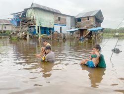 Terobos Banjir, Bhabinkamtibmas Budong-budong Evakuasi Warga
