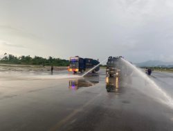 Pasca Banjir, Polda Sulbar Kerahkan Armoured Water Canon Bersihkan Landasan Pacu Bandara