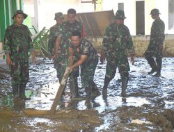 Pasca Banjir, Prajurit Korem 142 Berjibaku Bantu Warga