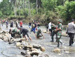 Tentara, Polisi dan Warga Gotong Royong Bangun Jalur Alternatif di Alu