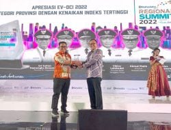 Akmal Malik dapat Penghargaan dari Katadata Indonesia