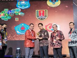 Aris Munandar Terima Award UHC 2023