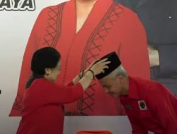 Ditetapkan Jadi Capres, Megawati Pakaikan Kopiah Kepada Ganjar Pranowo