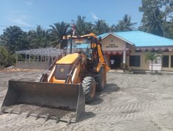 PT Mamuang Kerahkan Alat Berat Benahi Halaman Kantor Desa Martasari