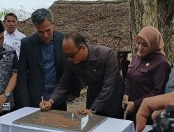 Ketua Dewan dan Pj Gubernur Teken Prasasti Peresmian Masjid DPRD Sulbar