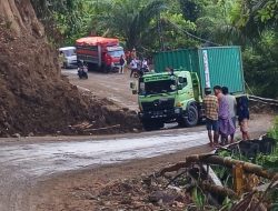 Tak Kuat Menanjak, Truk Melintang di Trans Sulawesi di Mamuju