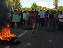 Warga Mekkatta Majene Tutup Trans Sulawesi Tuntut Dana Stimulan Gempa