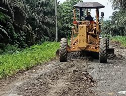 PT Mamuang Turunkan Alat Berat Bantu Perbaikan Infrastruktur