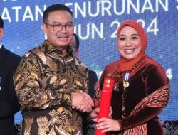 BKKBN Beri Sutinah Penghargaan Nasional Bangga Kencana