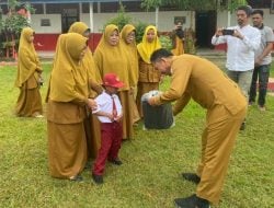 Kadis Pendidikan dan Kebudayaan Sulbar Datangi Firdaus, Serahkan Sepatu dan Seragam Sekolah