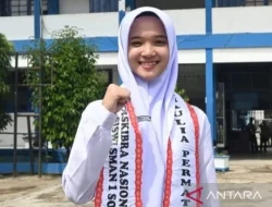 Cerita Maulia, Gadis Minang Pembawa Baki Bendera Pada HUT ke-79 RI