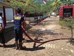 Damkar Mamuju Dikerahkan Bersihkan Tiga Sekolah Terdampak Banjir