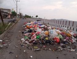 Sampah di Polman Mulai Tutup Badan Jalan