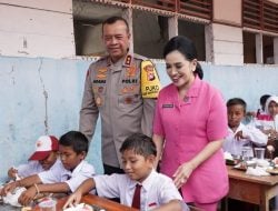 Kapolda dan Ketua Bhayangkari Sulbar Resmikan Hunian Guru dan Beri Makanan Bergizi di Pulau Ambo