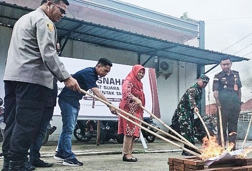 KPU Mamuju Musnahkan Ratusan Surat Suara Sisa