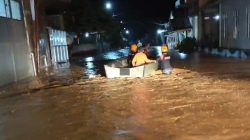 Proses evakuasi warga korban banjir di kompleks trans, Kecamatan Mamuju, Kabupaten Mamuju, Minggu malam 26 Januari 2025.