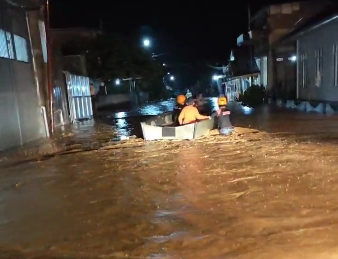 Proses evakuasi warga korban banjir di kompleks trans, Kecamatan Mamuju, Kabupaten Mamuju, Minggu malam 26 Januari 2025.