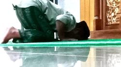 Sujud saat salat. (foto: sulex)