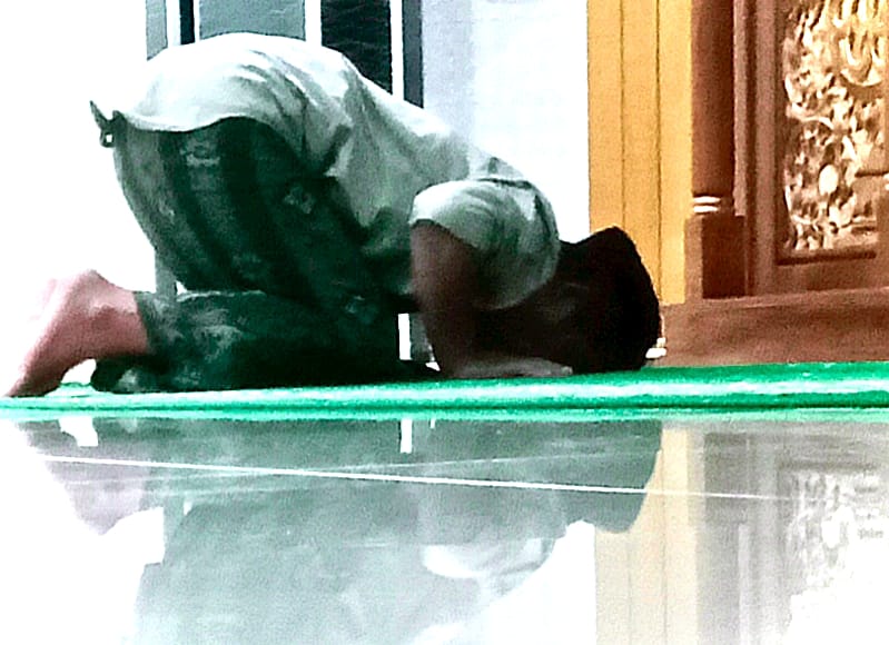 Sujud saat salat. (foto: sulex)