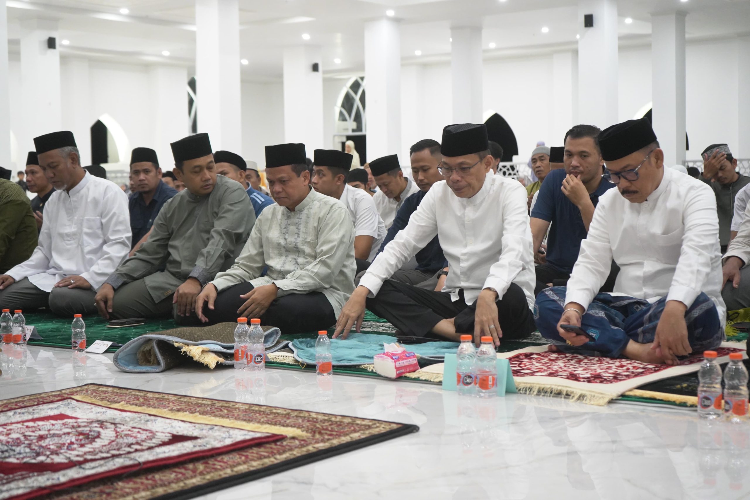 Gubernur Sulbar Suhardi Duka dalam malam Nuzulul Quran di Mamuju.