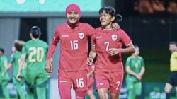 Timnas Putri Indonesia Ajeng Sri handayani (kiri) dan Reva Oktaviani.