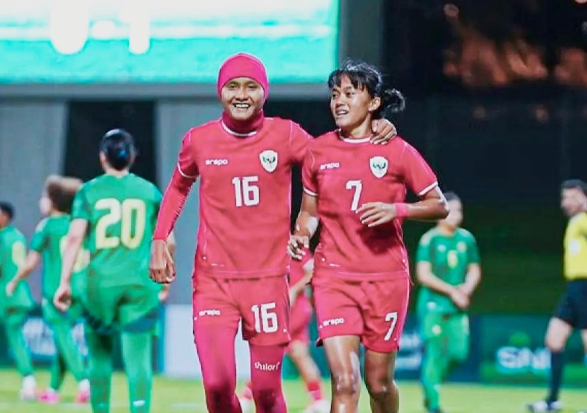 Timnas Putri Indonesia Ajeng Sri handayani (kiri) dan Reva Oktaviani.