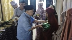 Wagub Sulbar, Salim S Mengga bagikan bantuan di Limboro, Polman.