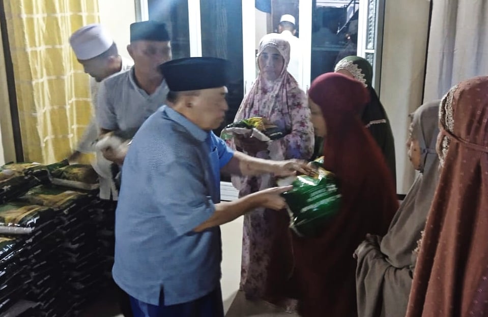 Wagub Sulbar, Salim S Mengga bagikan bantuan di Limboro, Polman.