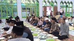 Jamaah Masjid Desa Lambanan, Campalagian, Polman, menyimak pemaparan Wagub, Salim S. Mengga.