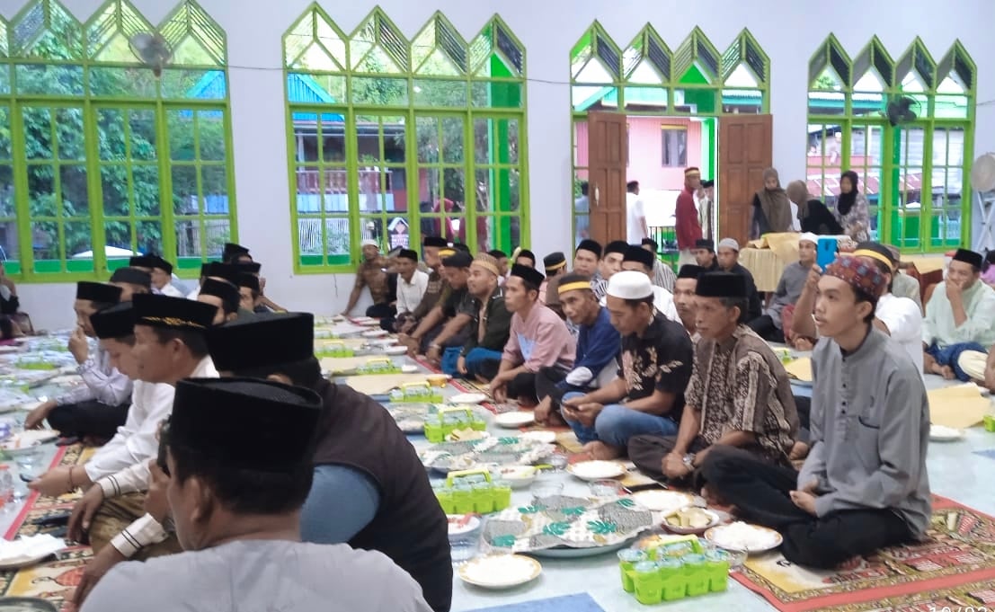 Jamaah Masjid Desa Lambanan, Campalagian, Polman, menyimak pemaparan Wagub, Salim S. Mengga.