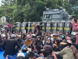Protes Penambangan Pasir, Ratusan Massa Geruduk Kantor Gubernur Sulbar