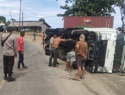 Supir Ngantuk, Truk Kontainer Ekspedisi Terguling di Poros Majene-Mamuju