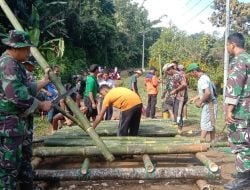 TNI Bangun Rakit Usai Jembatan Hanyut Dihantam Banjir di Matangnga Polman