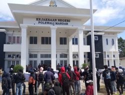 Kantor Bupati dan Kejari Polman Didemo, Protes Lemahnya Penanganan Kasus Korupsi