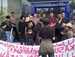 Protes Investasi Bodong, Massa Demo di Kantor BRI Polman
