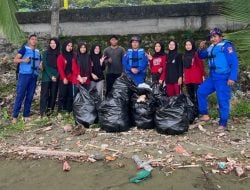Tim SAR Polairud Polda Sulbar Gandeng Mahasiswa Universitas Muhammadiyah Mamuju Bersihkan Pantai